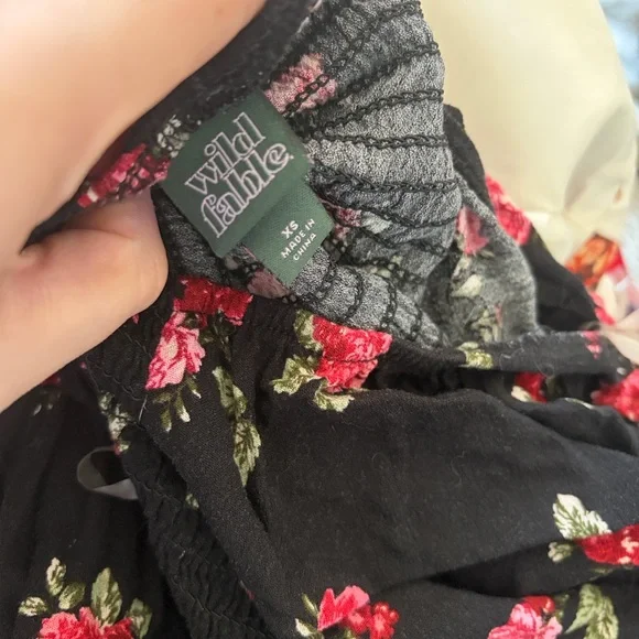 Wild Fable Black Floral Ruched Crop Top - Picture 3 of 3